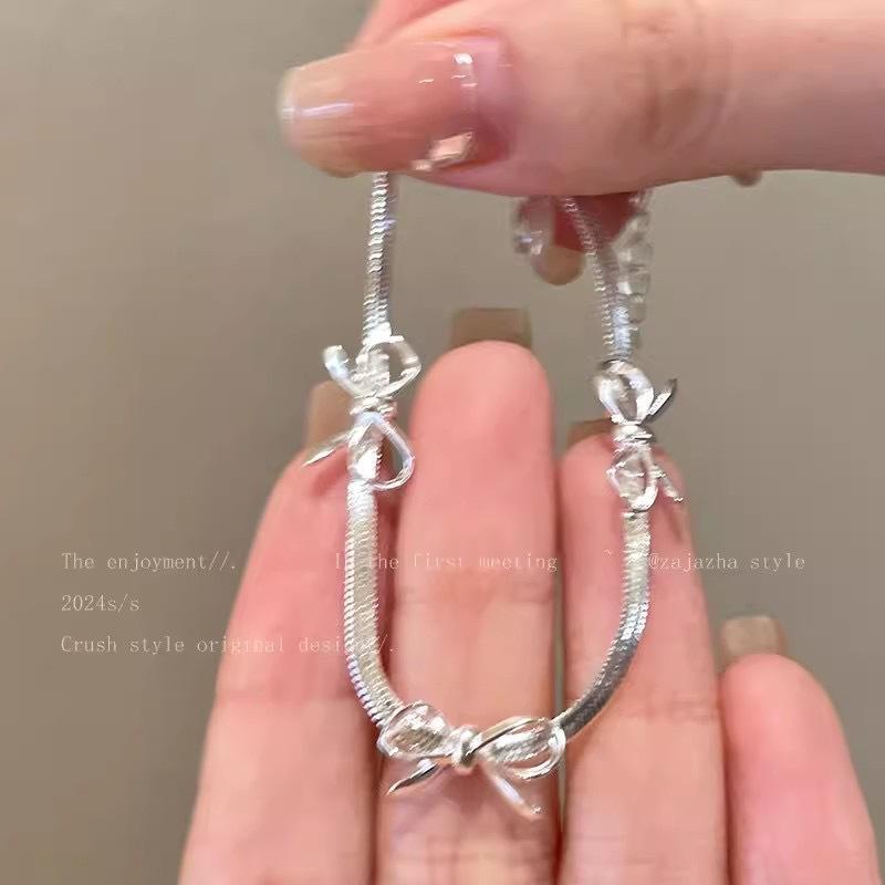 Cold Wind High-end Bow Snake Bone Necklace Women's New Simple Niche Design Collarbone Chain Bracelet