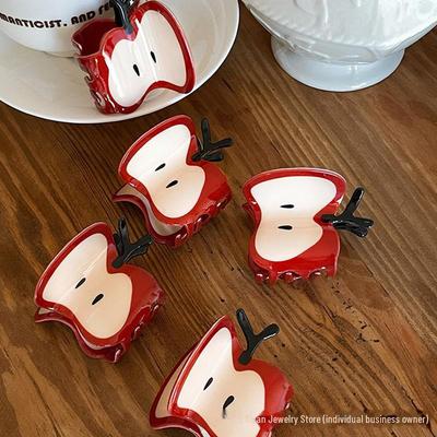 Charmante rote Apfel-Haarnadel – Trendiges Obst-Accessoire 2024