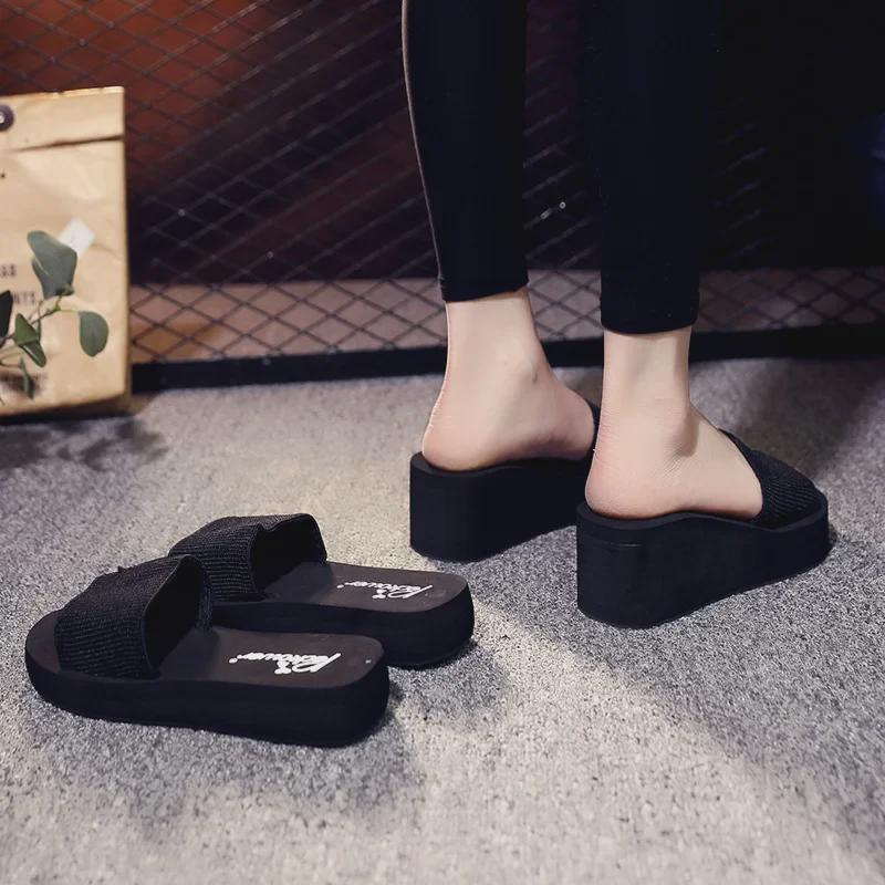 Dámské černé žabky na středním klínku: Protiskluzové, Ideální pro dovolenou u moře a plážové oblečení"