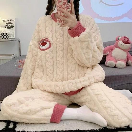 Women's 2024 Winter Coral Fleece Pajama Set - Stylish Flannel Suit for Autumn and Winter, Wearable Outdoors