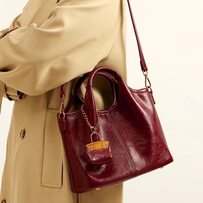 The Red Bag Exudes A Sense of Sophistication for Women. The Shiny Leather Underarm Bag Is Suitable for Daily Use As A Crossbody Wedding Bag