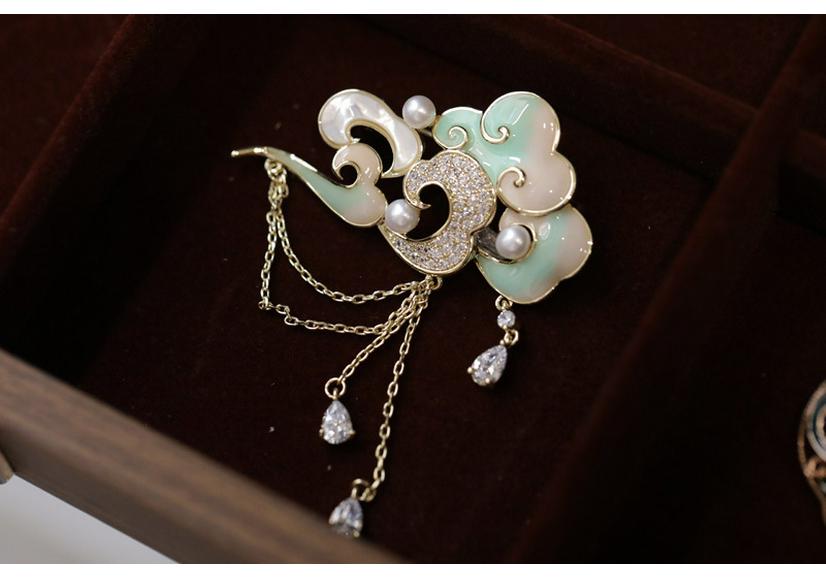 Bo Xin Yun Plum Blossom Brooch: Exquisite Retro Corsage Pin for Cheongsam & Suits