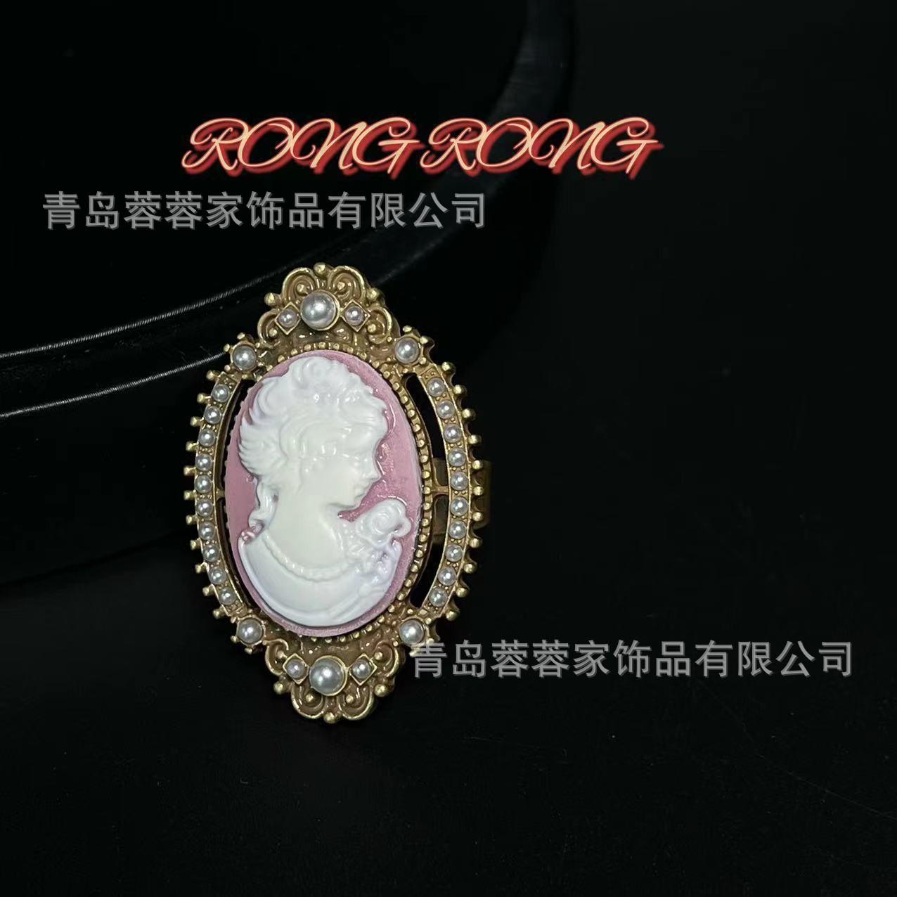

Medieval vintage retro temperament light luxury court style earrings, relief three-dimensional Cameo inlaid pearl stud earrings