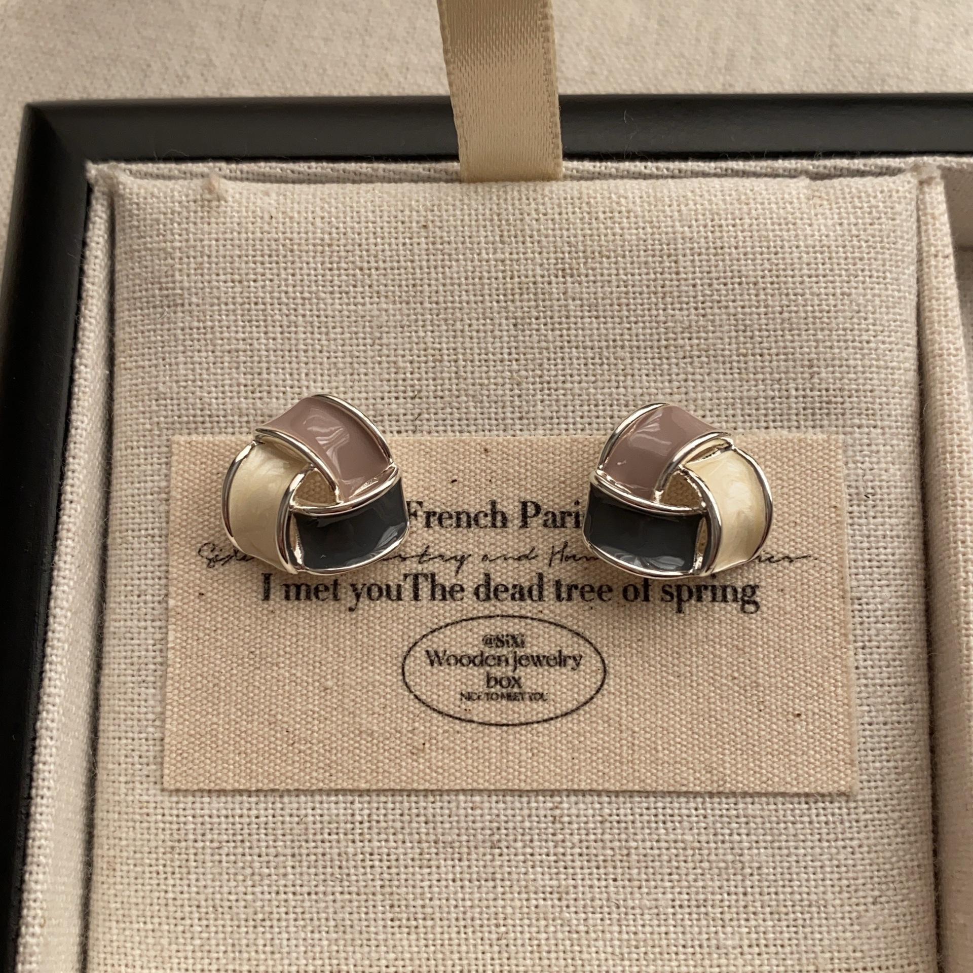

New Classic Geometric Element Stud Earrings Delicate Striped Waves French Minimalist Daily Commuter Premium Earrings