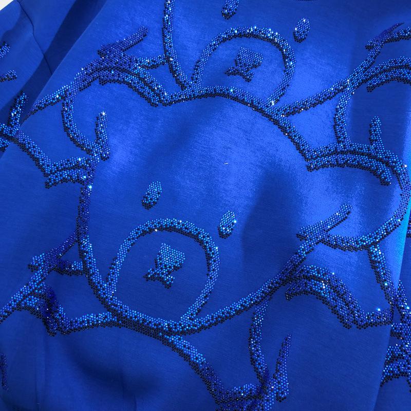 Ekstra stor streetstyle-genser for store kvinner med hete diamantdetaljer - vår og høst