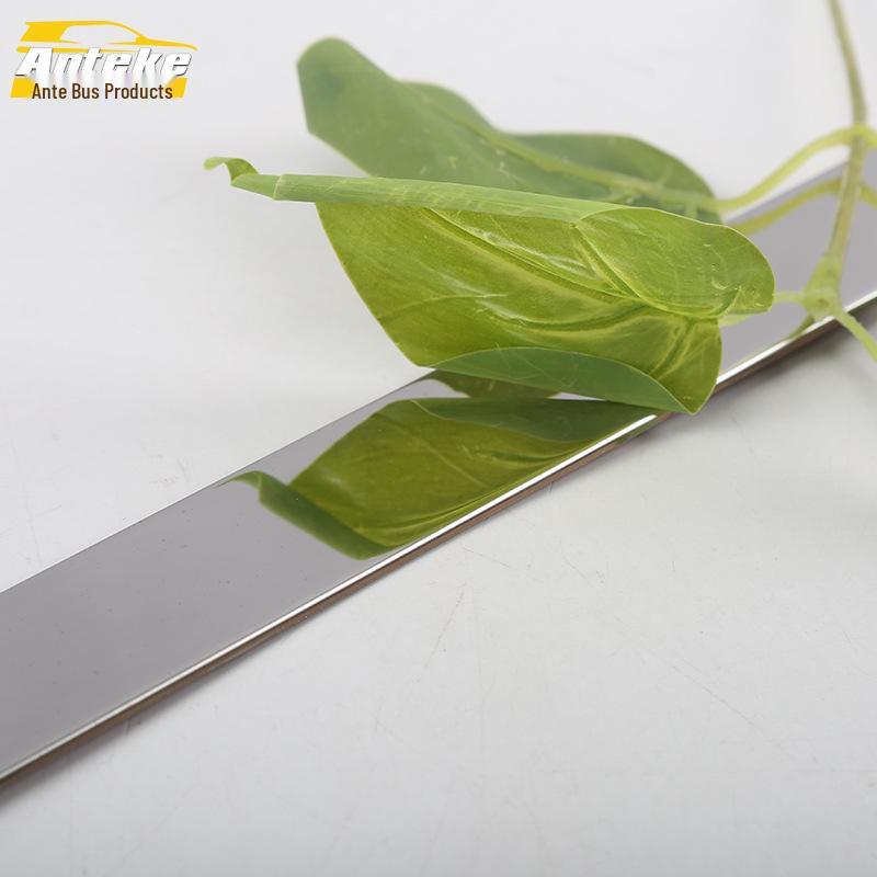 Kompatibel med 18 XC60-modeller: Baklucka Bakre Stötfångarskyddslist.