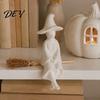 Hängende Hexenfiguren Regal-Sitzer, Gesichtsloser Statue mit Besen, Minimalistische Matte Moderne Wohnaccessoires Weiß Halloween Dekoration für Bücherregal