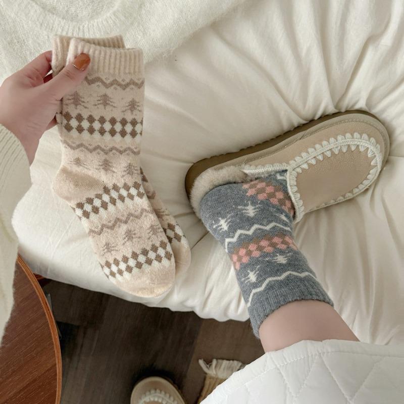 Woolen Socks for Women in Autumn and Winter, Mid-calf Thickened with Fleece, Warm and Sweat-absorbent Long Stockings
