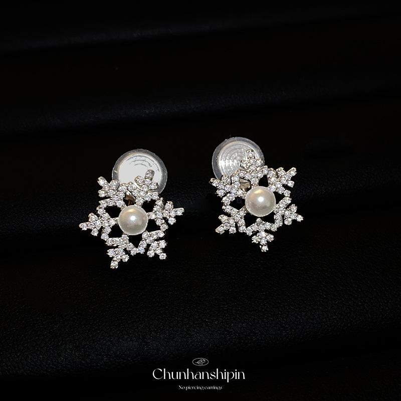 

Light luxury snowflake earrings without holes, new pearl earclips without holes, high-end mosquito coil disc slightly inlaid with zircon stud earrings
