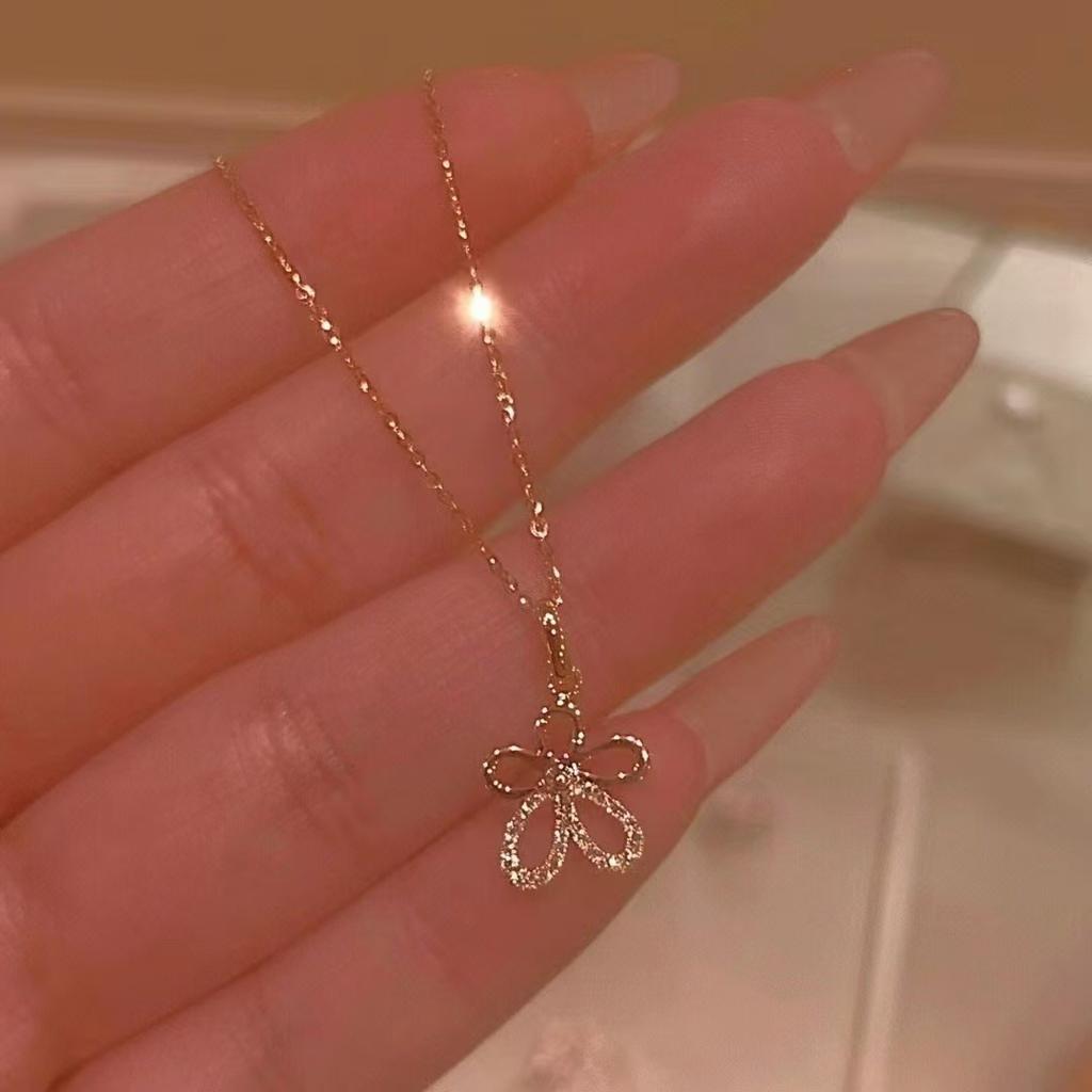 Small Flower Necklace Female Temperament Versatile Clavicle Chain Young High-end Half-diamond Five-petal Pendant