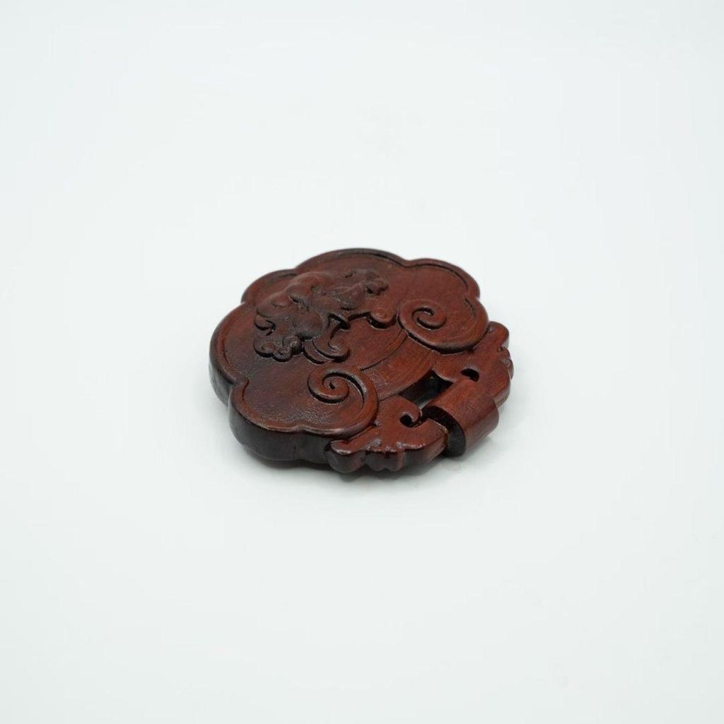 Serene Purple Sandalwood Carved Pendant – Handheld Creative Silk Flower Design