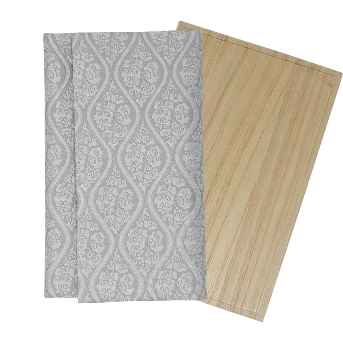 

Шёлковый конверт, сотканный в Нисидзине, с белым узором стоящих облаков в коробке из дерева павловнии