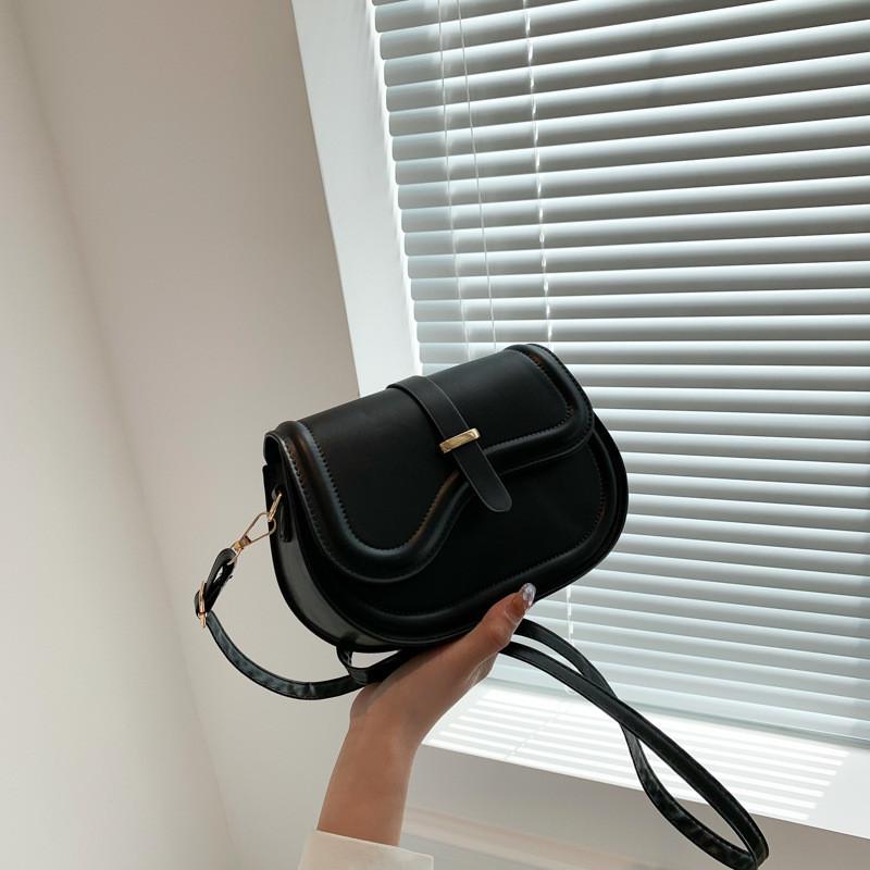Trendige Stilvolle Satteltasche Für Damen Mit Schickem Minimalistischem Design Und Weicher Textur