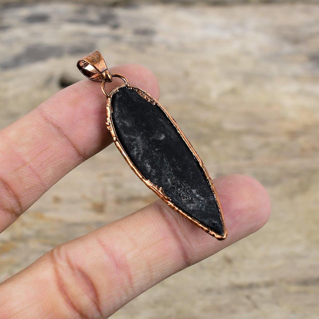 Wisiorek z skamieniałością Orthoceras, Wisiorek z miedzi elektroformowanej, Ręcznie robiony wisiorek, Biżuteria elektroformowana, Wisiorek z kamieniem szlachetnym, Prezent dla kobiet, Biżuteria miedziana