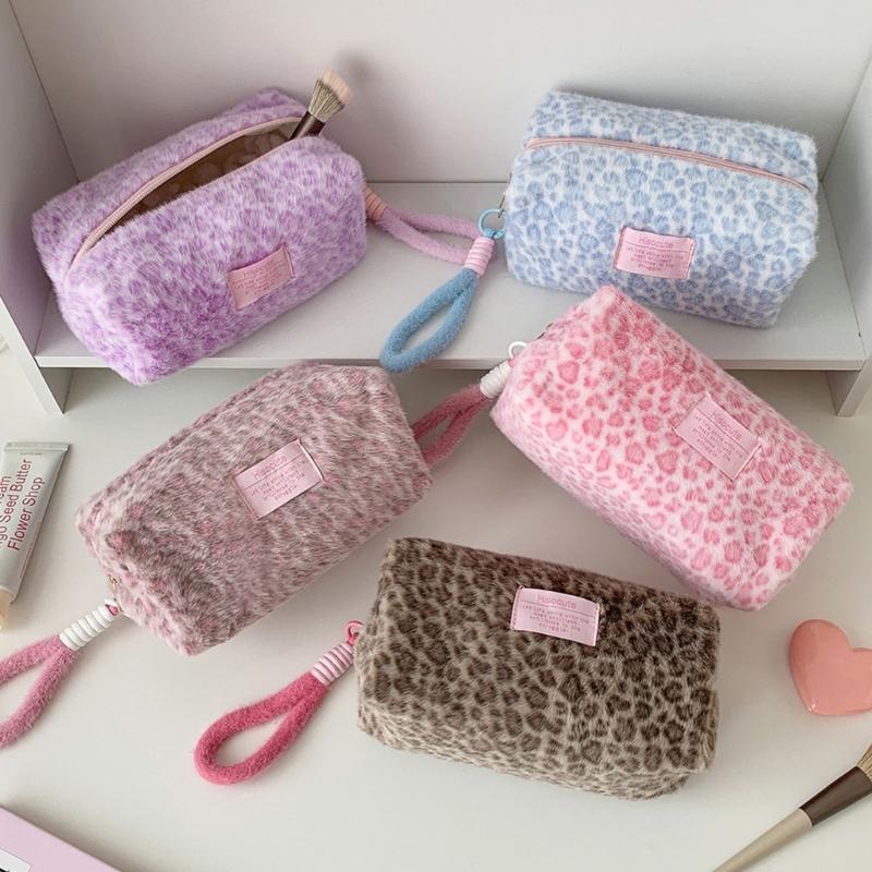 Soft Faux Hair Handheld Makeup Storage Pouch Large Capacity Leopard Pattern Cosmetic Case For Gym Skincare Products