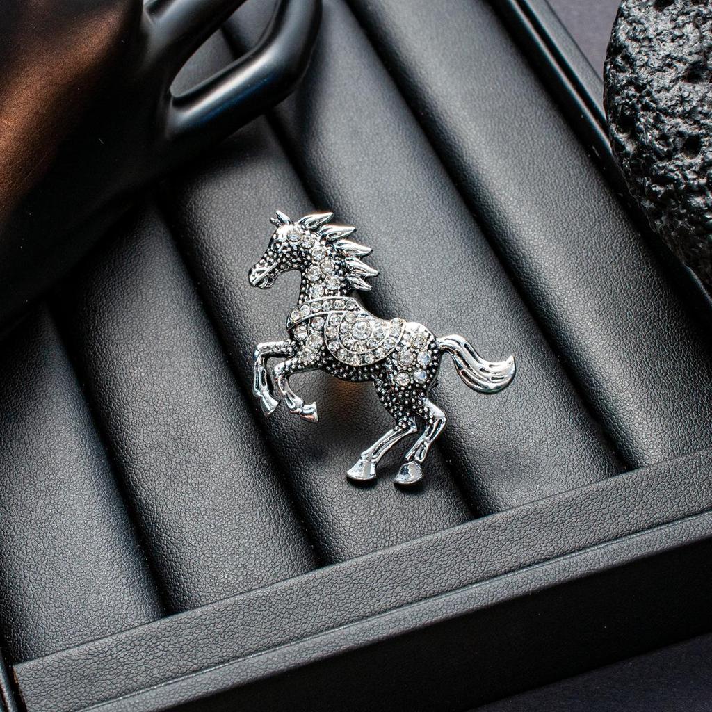 Spilla Cavallo al Galoppo con Strass Retrò: Spilla Animalier di Lusso di Alta Gamma, Gioielleria Creativa Europeo-Americana