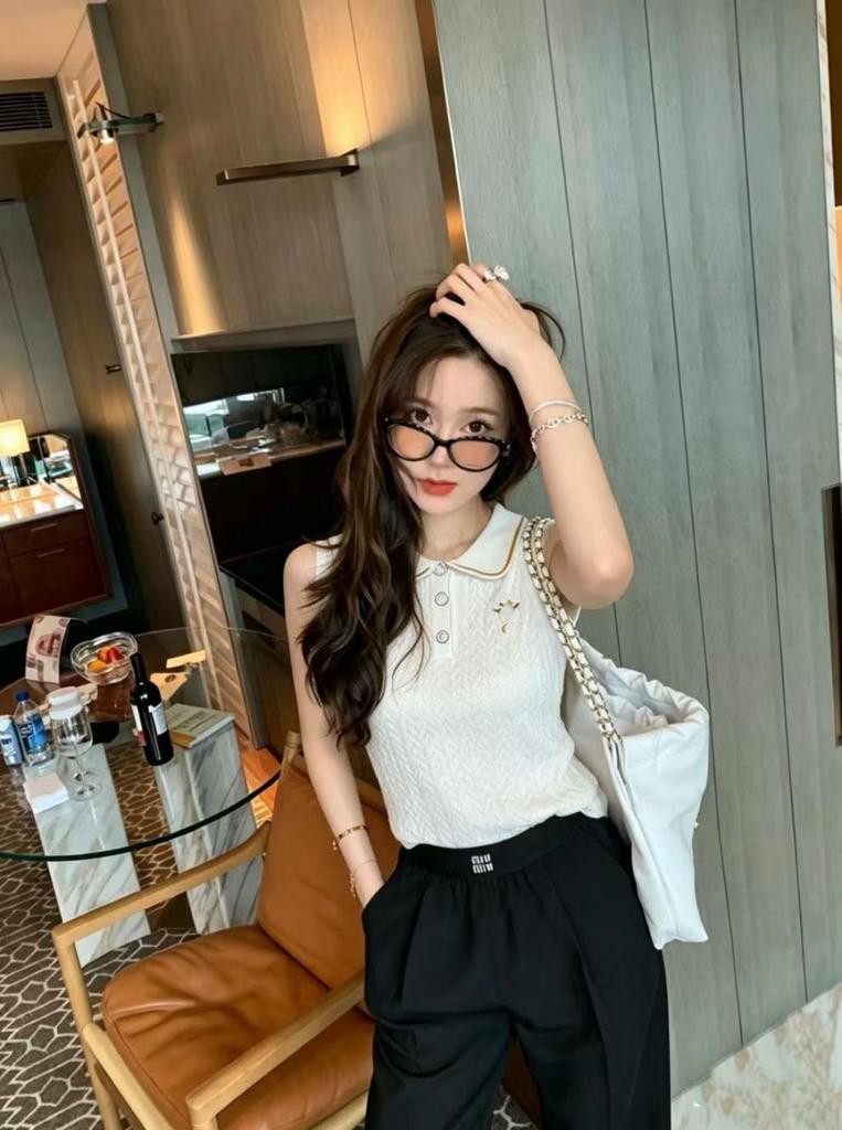 European Style Embroidered Bee Lapel Knit Vest: Trendy, Slim-Fit, and Versatile for a Luxurious Touch