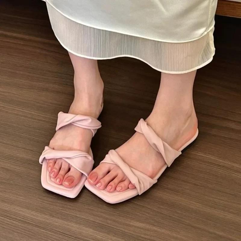 Hot Selling 2025 New Flat Slippers Casual Shoes Woman Trend Luxury Summer Elegant Sandals Beach House Round Toe Brand Bathroom