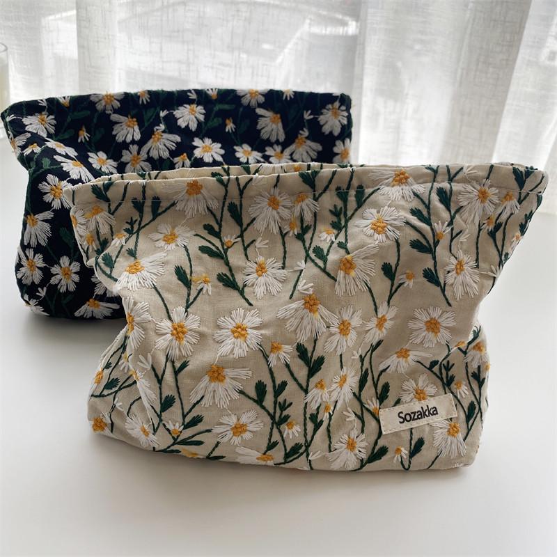 Embroidered Daisy Cosmetic Bag: Simple, Portable, Literary Style with Large Capacity for Storage