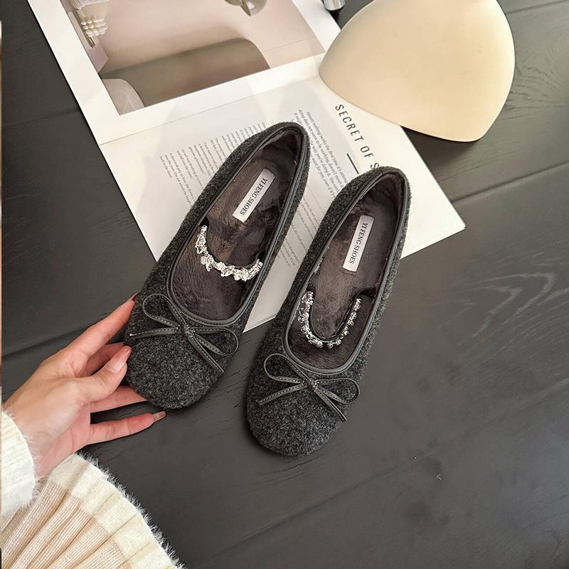 Die Innenhöhe nimmt zu, der kleine Mann trägt Flussschuhe mit Schleife, und die Oberbekleidung sind Samt-Strass-Mary-Jane-Ballerinaschuhe, t