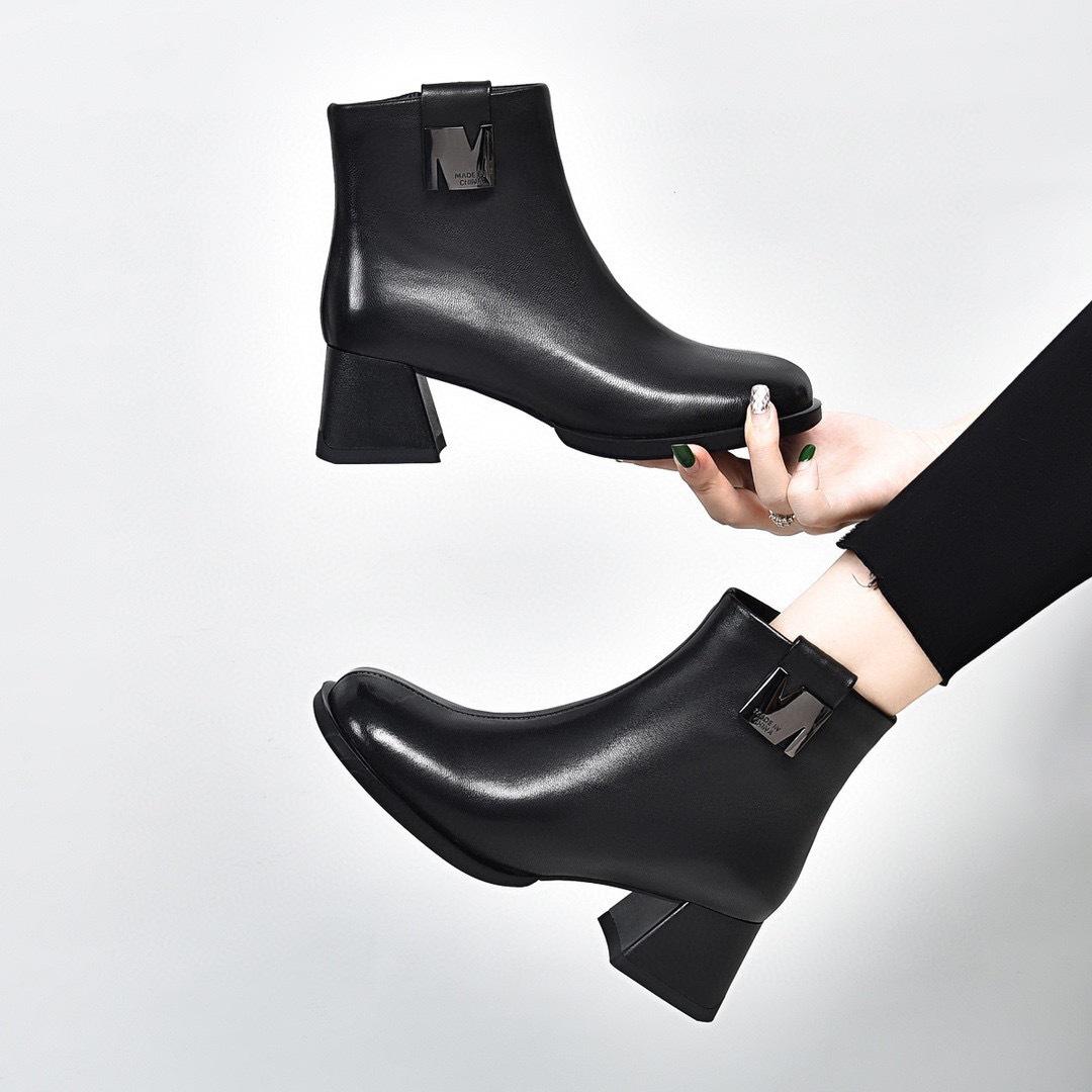 

Square head Chelsea small bare boots 2025 fashion Korean version of fairy short boots top layer sheepskin thick heel metal buckle fashion boots 35