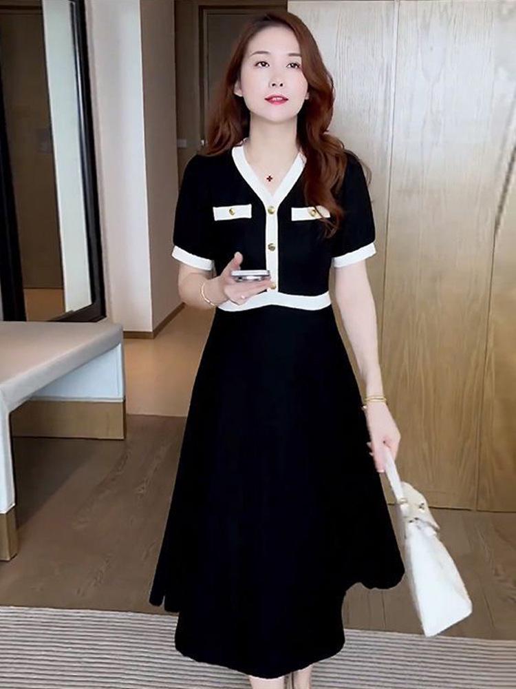 Chic French-Inspired Black V-Neck A-Line Dress - Slim Fit, Waist-Cinching, Casual Korean Style for Women, Perfect for Summer
