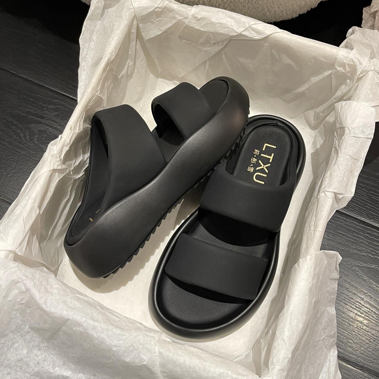 

Cool slippers women s summer wear 2025 new thick-soled heightened stepping on shit beach sandals pregnant women bread one-word drag 40