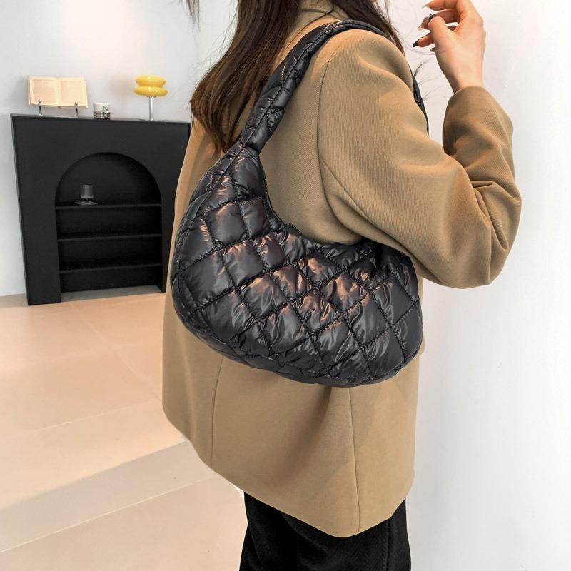 Fashion diamond shoulder bag women's winter new casual solid color messenger bag simple personalized dumpling bag women