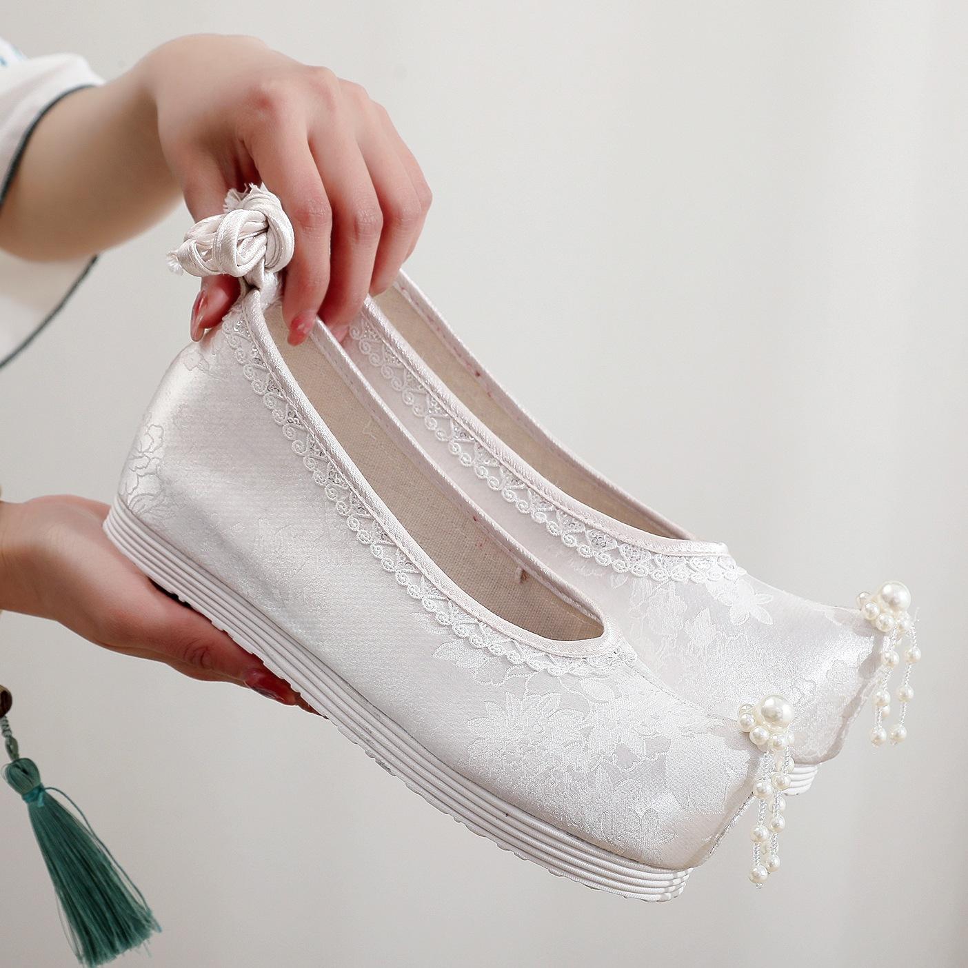 

[Qiushui] 2024 новые туфли в стиле ханьфу, подходящие, старинные вышитые туфли, имитация лазаньи, мягкая подошва, загнутый носок, внутренняя танкетка, туфли с бантом 41 белый