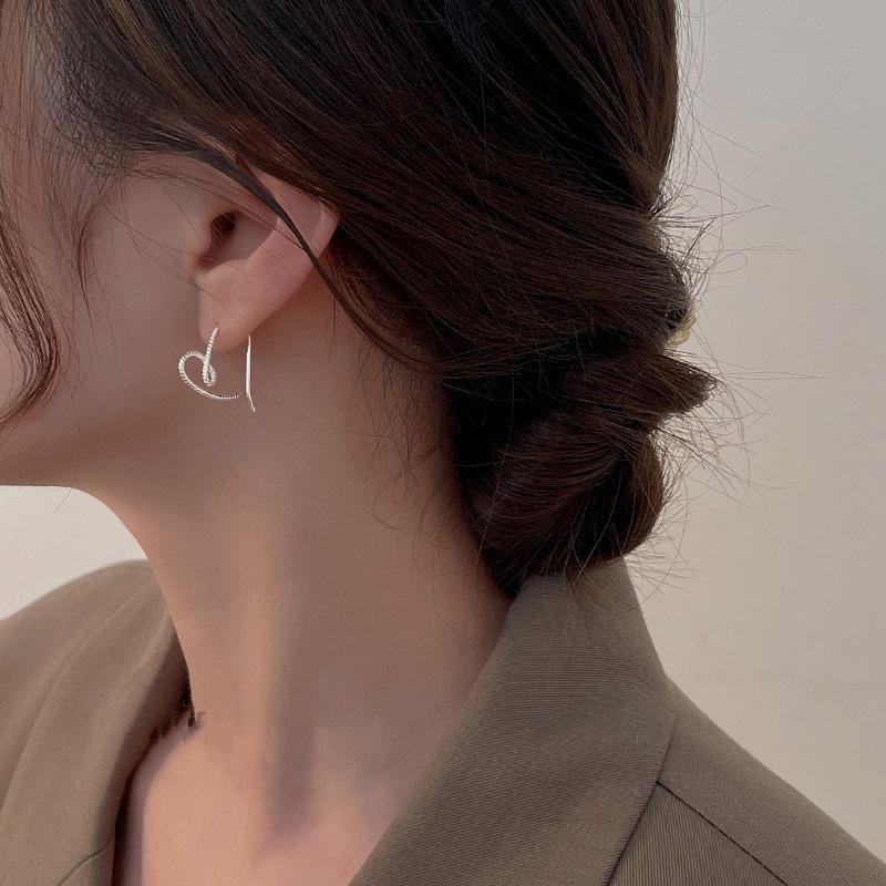 

1 пара сережек-подвесок в форме сердца в стиле панк-твист Exaggerate Love Hollow Ear Hook Gifts 1Pair