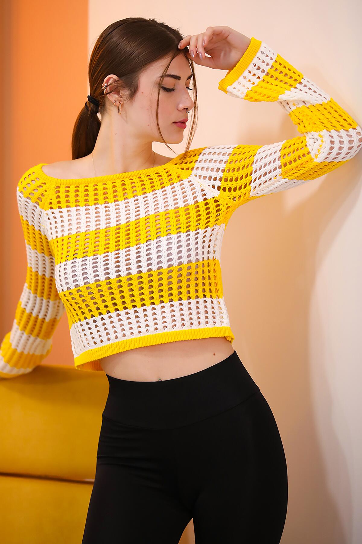 

Женский трикотаж с вырезом лодочкой и отверстиями STANDART жёлтый