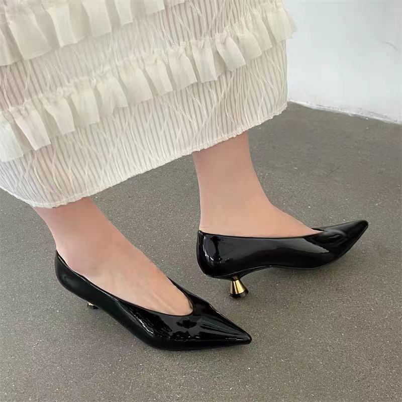 

2025 Новые женские туфли в английском стиле, офисный стиль, модные, элегантные, из овчины, слипоны, туфли на высоком каблуке, туфли с острым носком 39