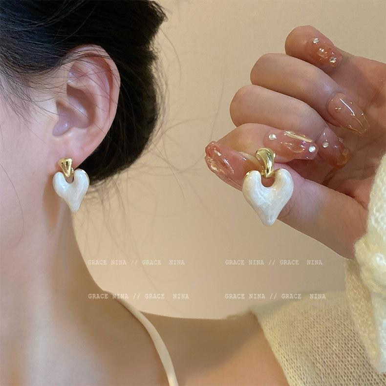 

Drop glaze love earrings, simple stud earrings for women, new trendy silver needle design peach heart earrings. 925 silver needle белый