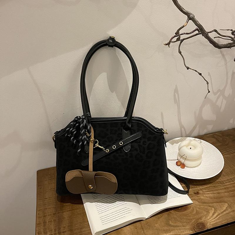 

Вместительная сумка с леопардовым принтом, женская осенняя новинка, наплечная сумка премиальной текстуры, сумка-мессенджер в форме ракушки чёрный