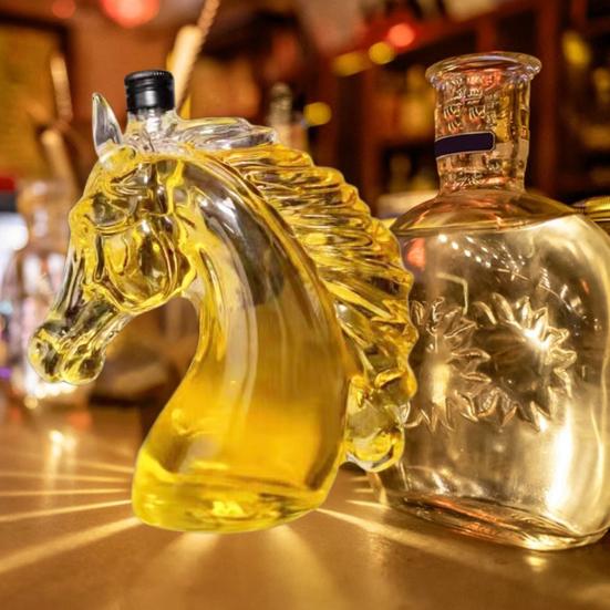 Whiskey Bottle Engraved Horse Head Shape Glass Decanter for Whiskey Bourbon Brandy Unique Liquor Bottle Gift for Whiskey Lovers