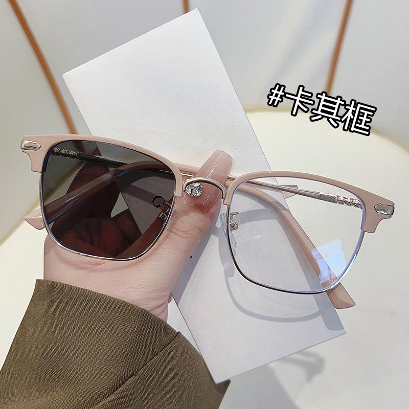 821 Stylish Photochromic Myopia Glasses: Half-Rim, Anti-Blue Light, Color-Changing to Gray for Tech-Savvy Men