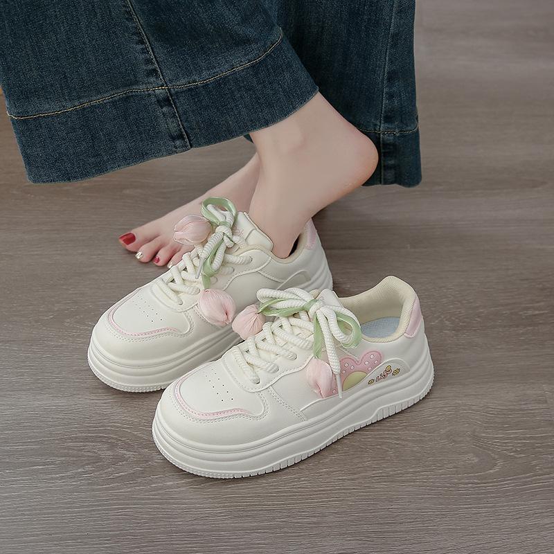 Été 2025 nouvelles fleurs petites chaussures blanches jupe pour femmes chaussures en maille populaires chaussures en maille respirantes chaussures décontractées chaussures de sport