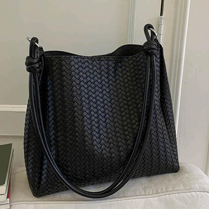 Large-capacity commuter tote bag women's 2025 autumn new simple shoulder bag, foreign style daily high-value bucket bag