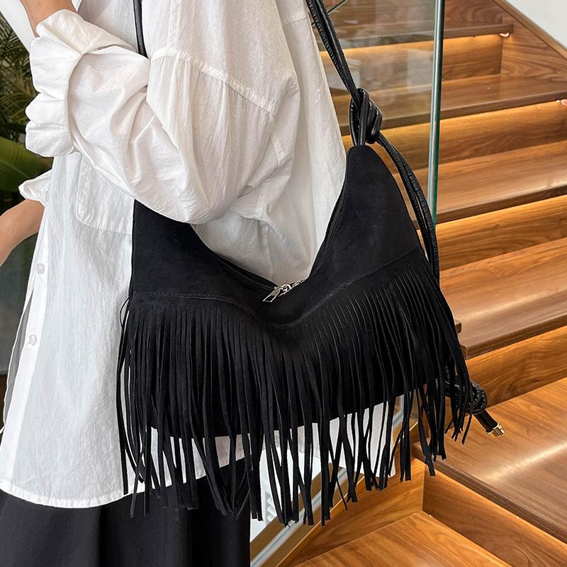 Large Capacity Retro Versatile Tote Bag New Trendy and Fashionable Crossbody Bag Ins Niche Tassel Bucket Bag