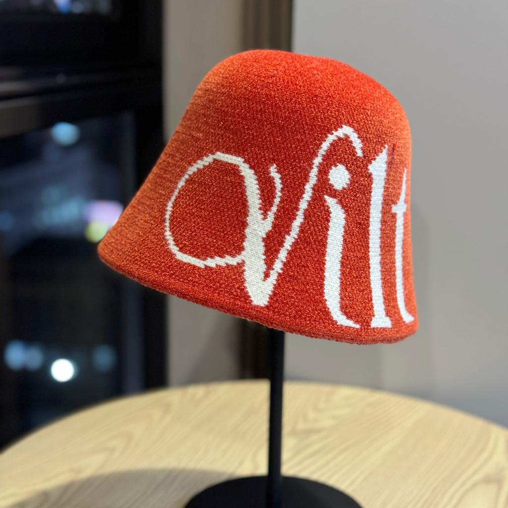 Neue Herbst- und Winter-Buchstaben-Jacquard-Strick-Fischerhut für Damen, Warmer und vielseitiger Gesichts-zeigender kleiner Woll-Kältehut mit Schirm, Basin-Hut