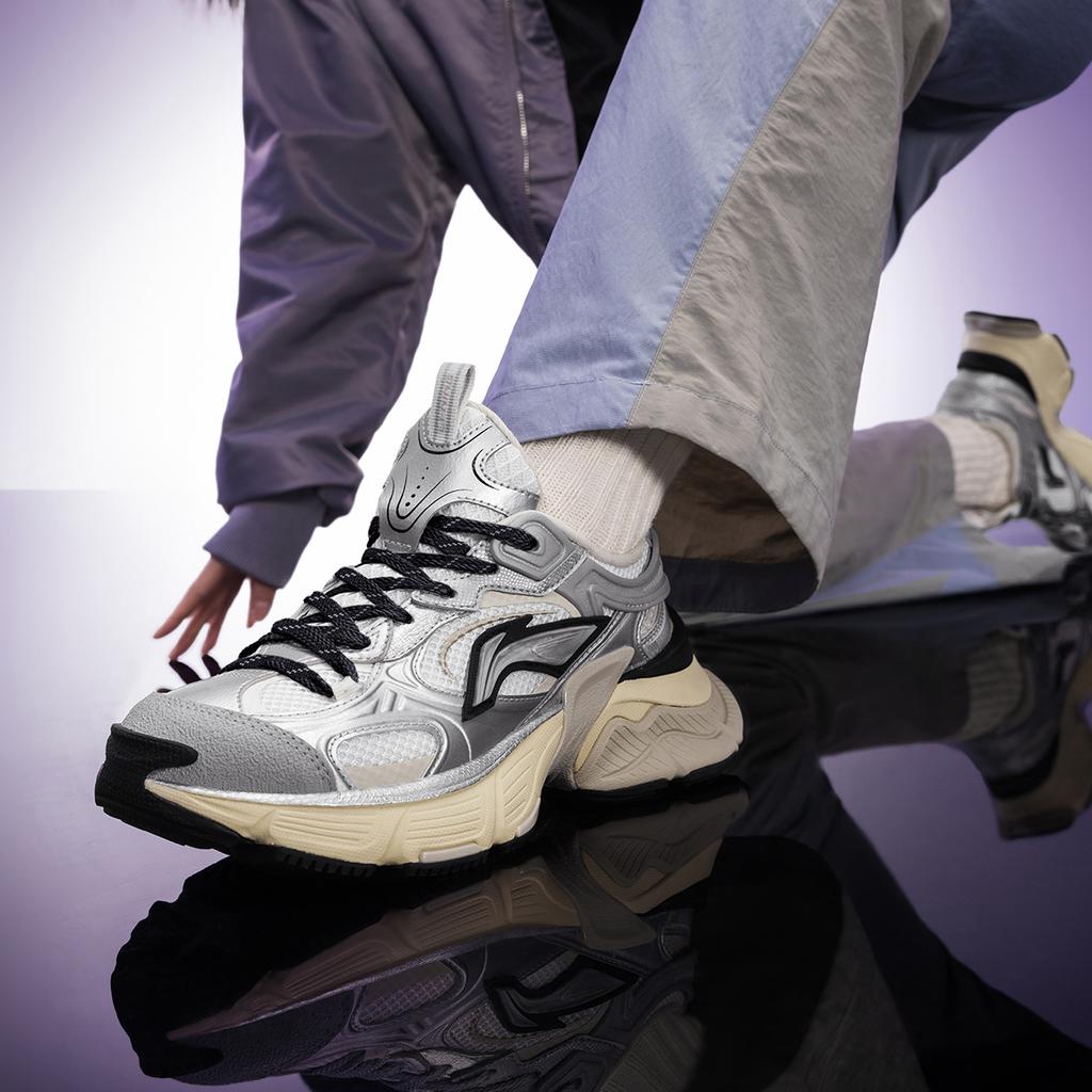 Li Ning Xingji Amortiguación Antideslizante Resistente a la Abrasión Transpirable Caña Baja Zapatillas Chunky para Mujer Plata Blanco AGCU372-2