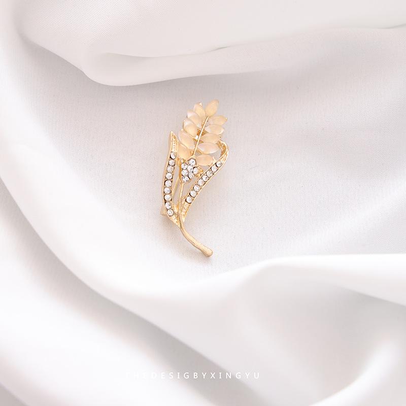 Broche Elegante de Pérola Dourada e Espiga de Trigo: Acessório Versátil e de Alta Qualidade para Mulheres