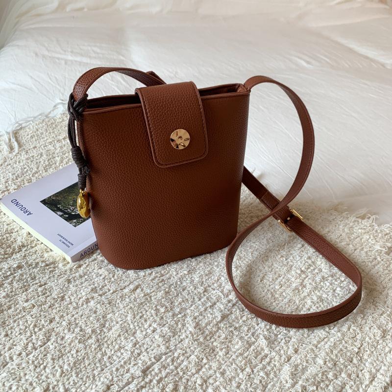 

Mobile phone bag Small and lightweight messenger bag 2025 summer new simple flip women s mini fries change bag women коричневый