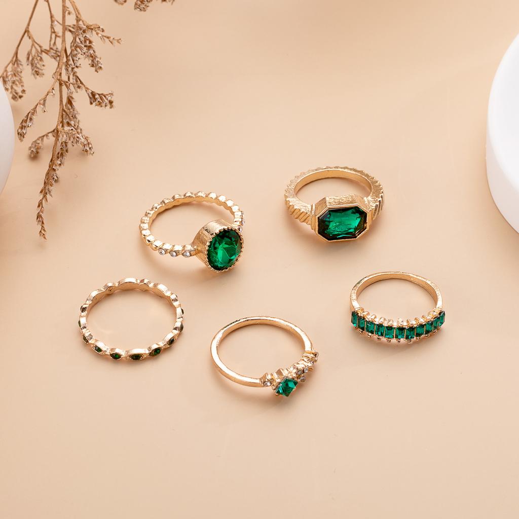 Feng Blogger Has The Same Imitation Emerald Geometric Diamond-Set Ring 5-Piece Set, Full Of Diamond Rings.