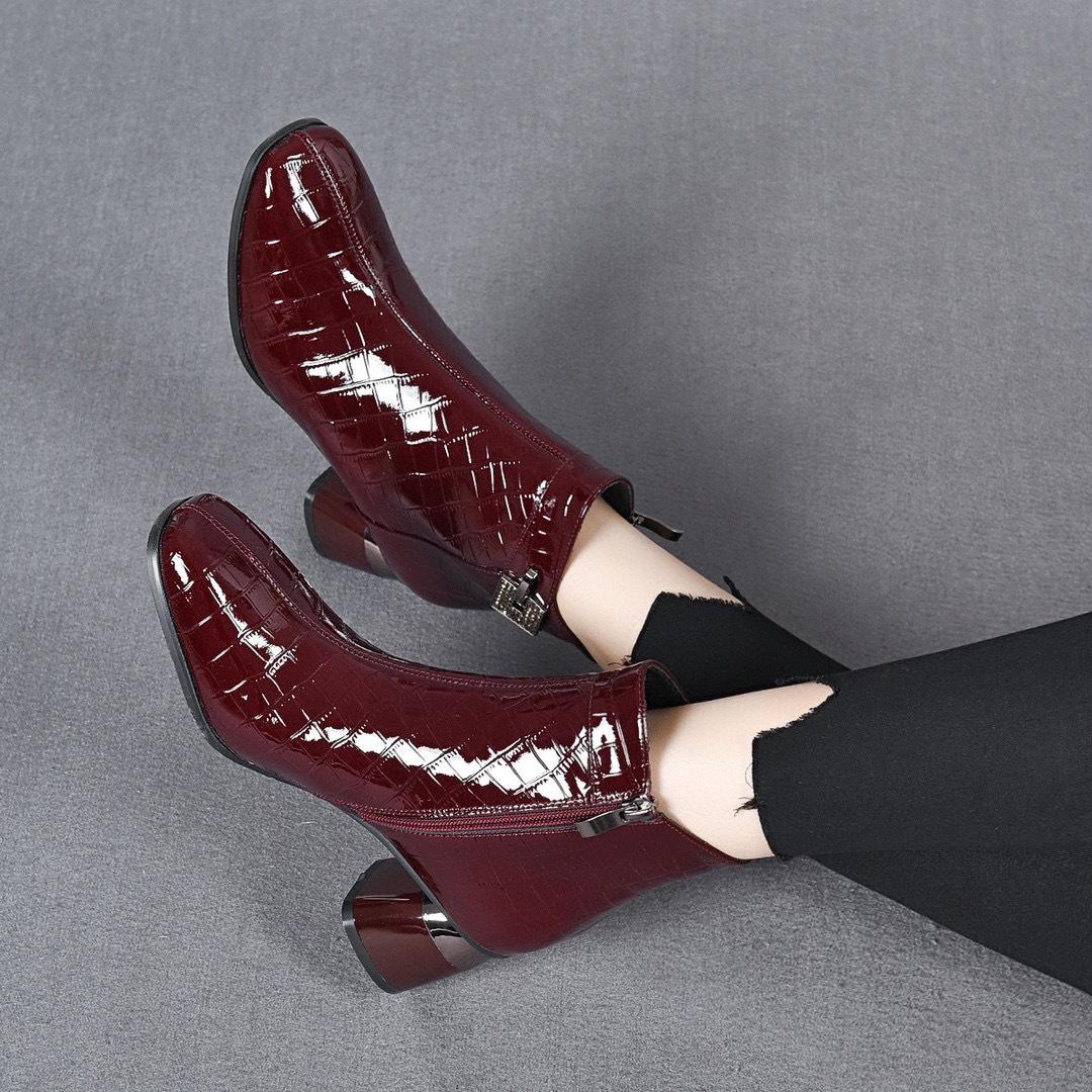 

Модные ботинки женские ботинки осень и зима новый темперамент короткие ботинки круглый носок высокий каблук коровья лакированная кожа металлическая пряжка голые ботинки 40