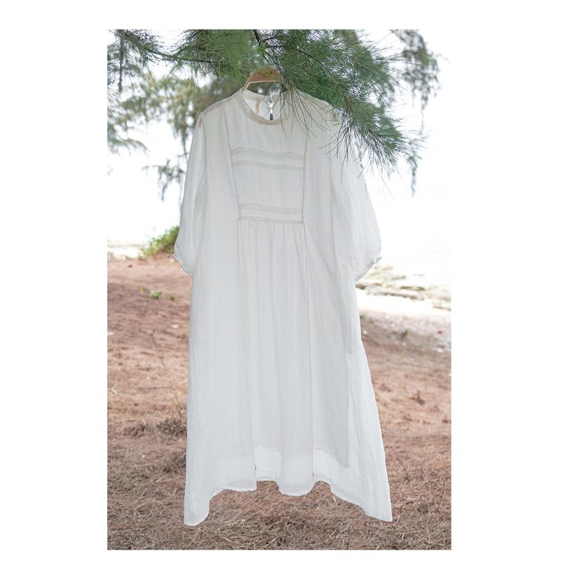 

Женщина в белом платье средней длины с двойным слоем 2XL