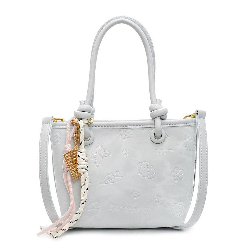 2025 new Korean version of casual niche fashionable embossed portable bucket bag girls commuting shopping versatile messenger bag