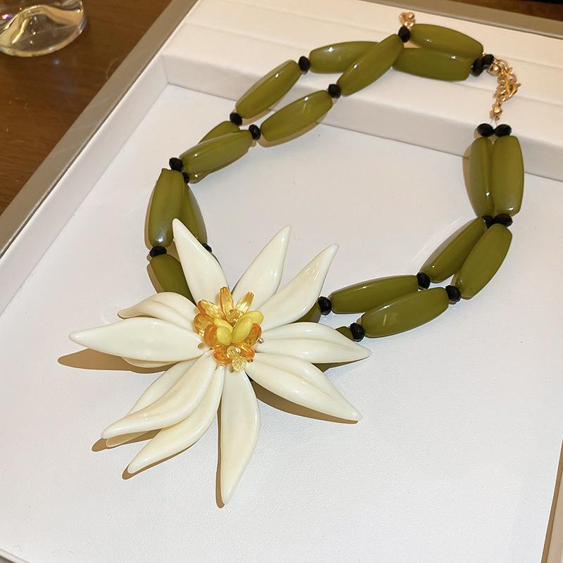 European and American color acrylic shell beaded necklace design sense collarbone chain exaggerated necklace women