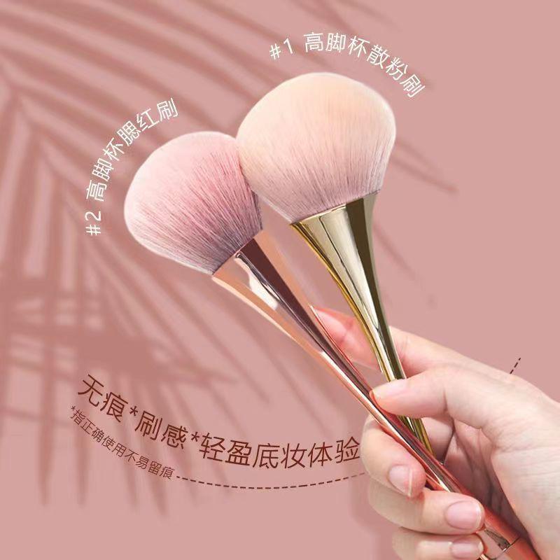 Golden Small Waist Extra Large Powder Blush Brush with Soft Dai Bristles