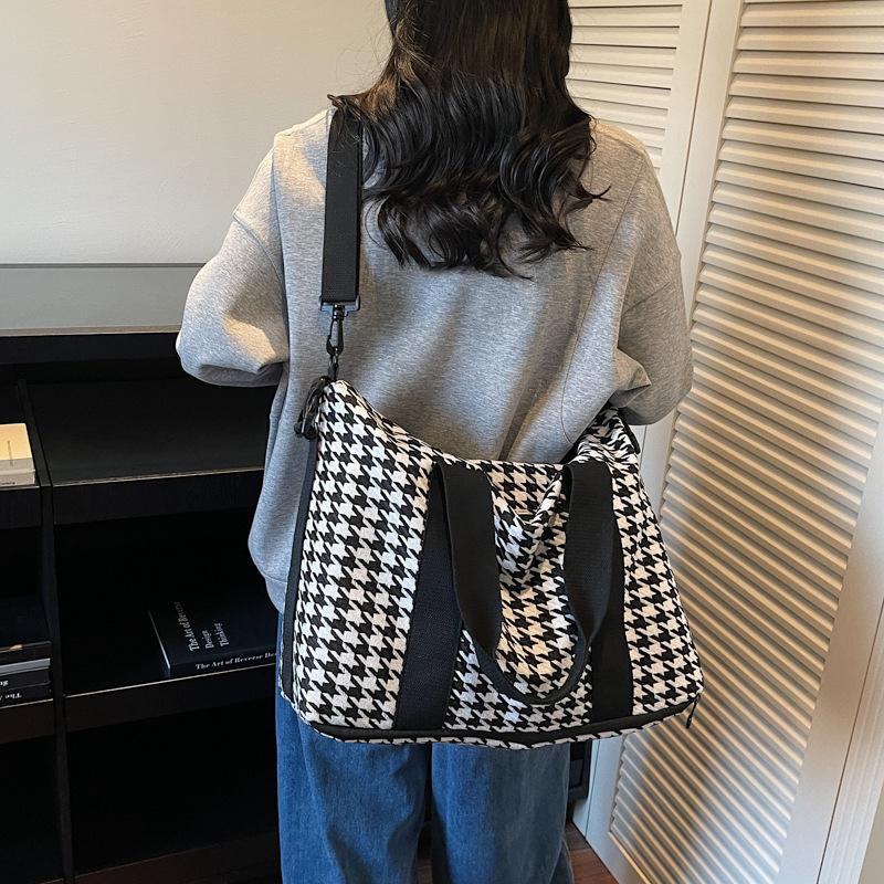 A Fashionable and Retro Large-capacity Single-shoulder Crossbody Bag for Casual Commuting